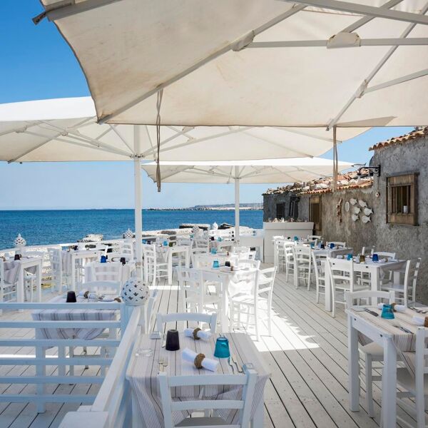 Il dehors sul mare del Cortile Arabo a Marzamemi/© Cortile Arabo