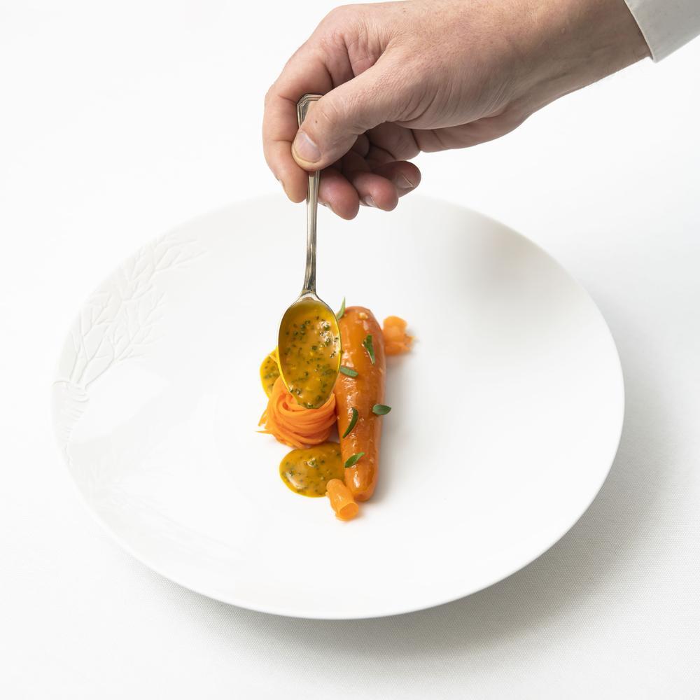 Vibrant produce is reimagined in different formats on one plate. (©Julie Limont / Le Gabriel - La Réserve Paris)