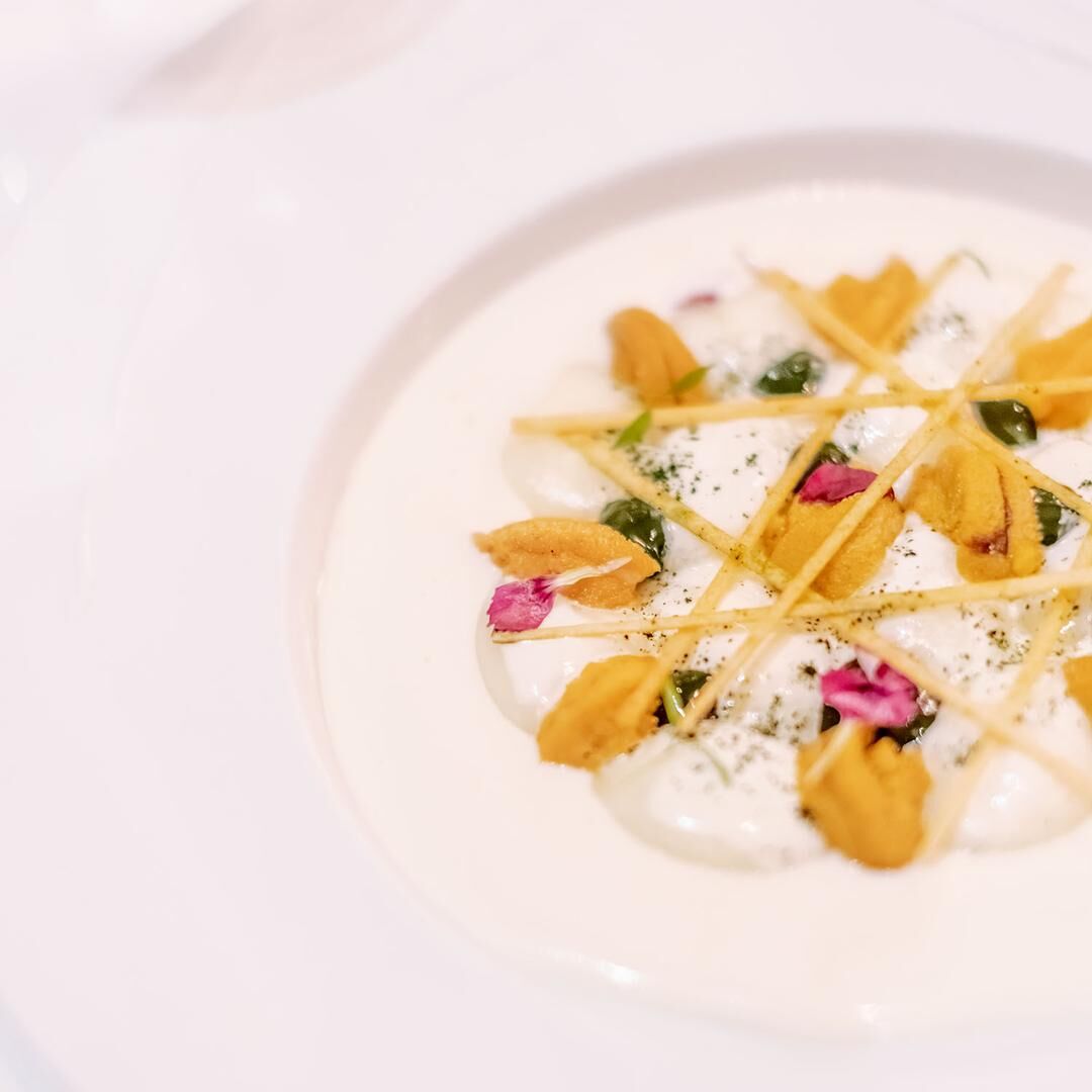 Gnocchis soufflés de pomme ratte aux oursins de roche, crème de chou-fleur du chef Christian Le Squer © Ilya Kagan