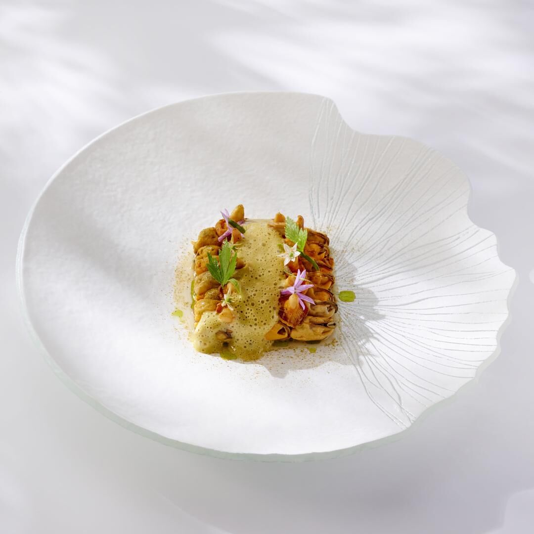 Moules de bouchot, fine gelée iodée au safran, girolles et estragon, sauce mouclade du chef David Charrier © Bernhard Winkelmann