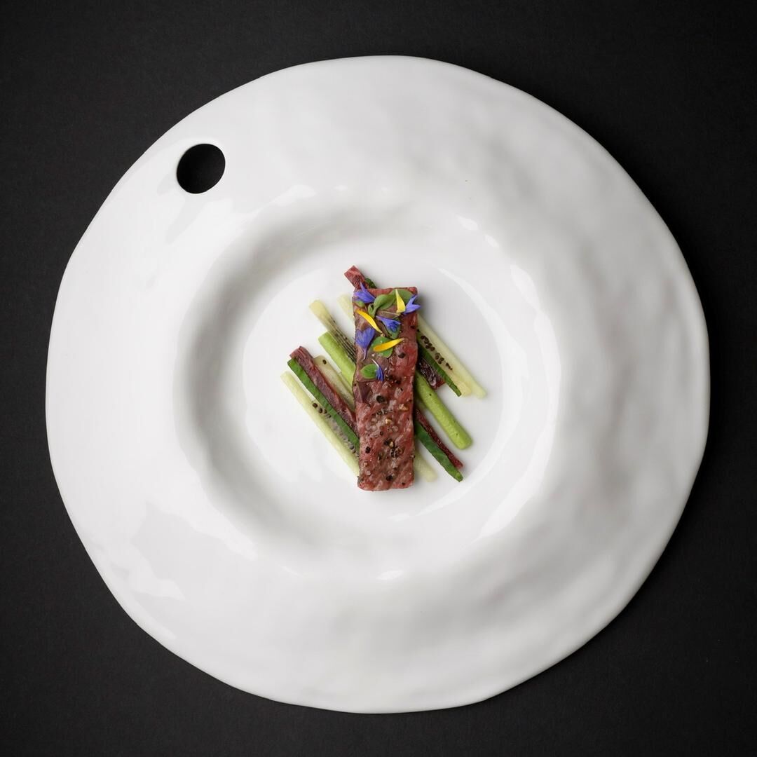 Bœuf Wagyu, concombre, kiwi et tagète © Paul Stefanaggi