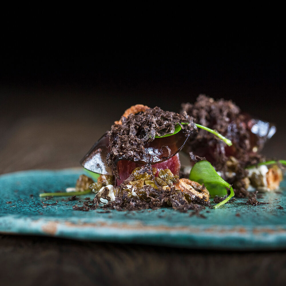 Bœuf en gravlax, faisselle, gel truffé et truffe noire © Matthieu Cellard