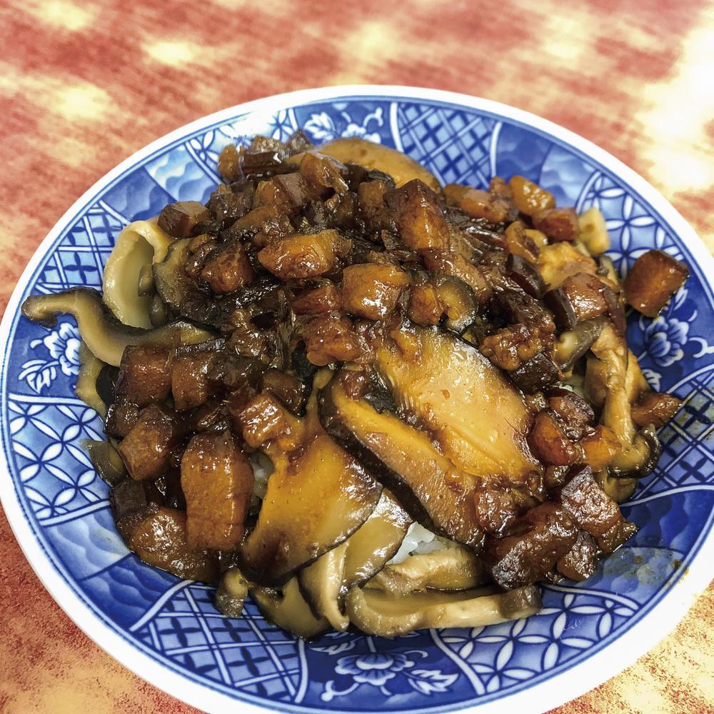 小王煮瓜的滷肉飯，被饕客稱為「黑金」。