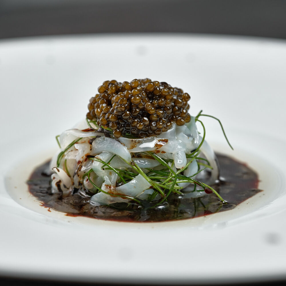 Tagliatelles d’encornet à l’encre de seiche, caviar du chef Jérôme Banctel ©  Julie Limont