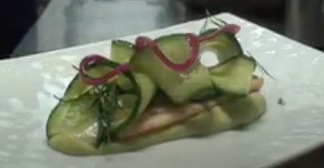 Truite fumée, purée d'avocat et concombres