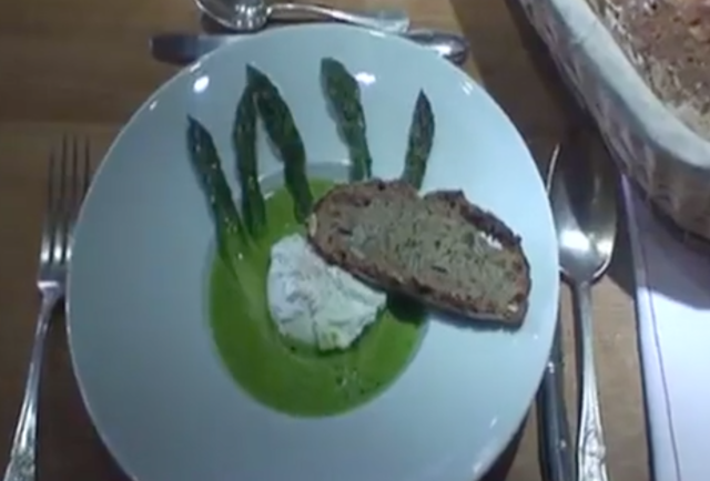 Asperges, oeufs pochés, émulsion d'ail des ours