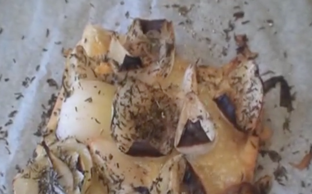 Tarte sablée parmesan, oignons vinaigrés