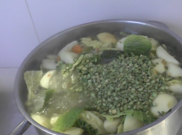 Soupe d'hiver : chou vert, pommes, pois cassés