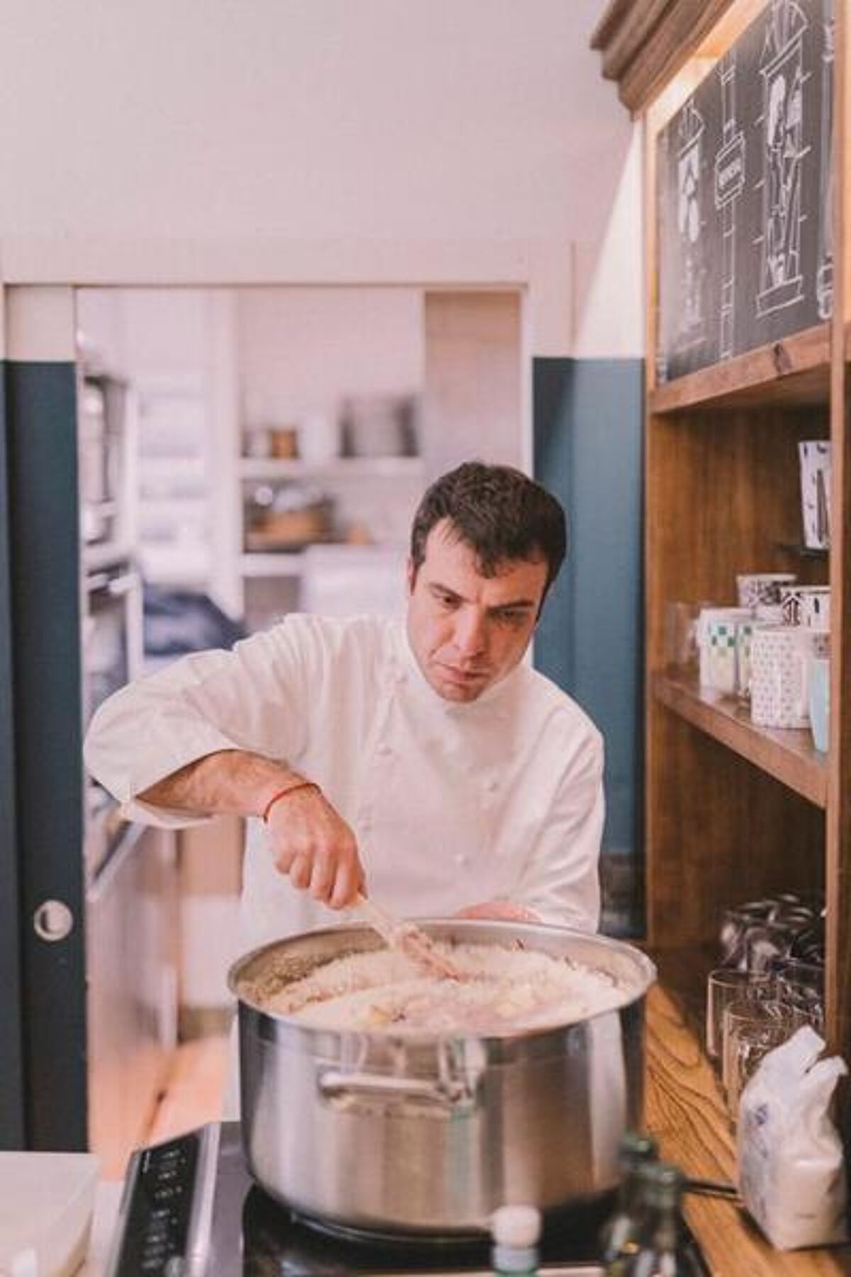 Fabrizio Ferrara (Osteria Ferrara, Paris 11) cuisinant son risotto à la saucisse