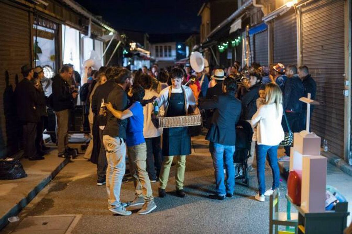 La fanfare Gratkipoils dans les allées de Paul Bert Serpette