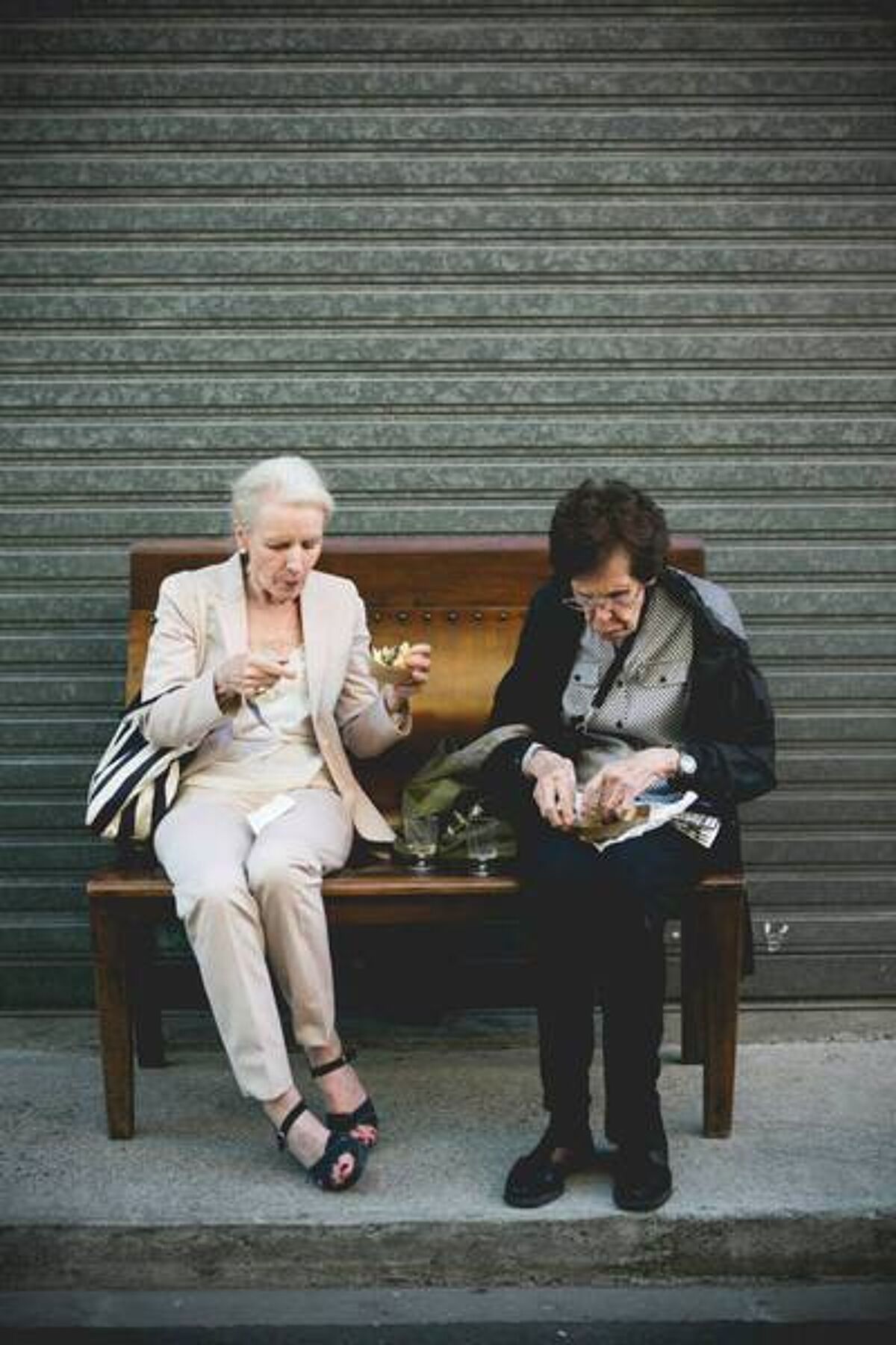 Deux faubourgeoises en pleine dégustation