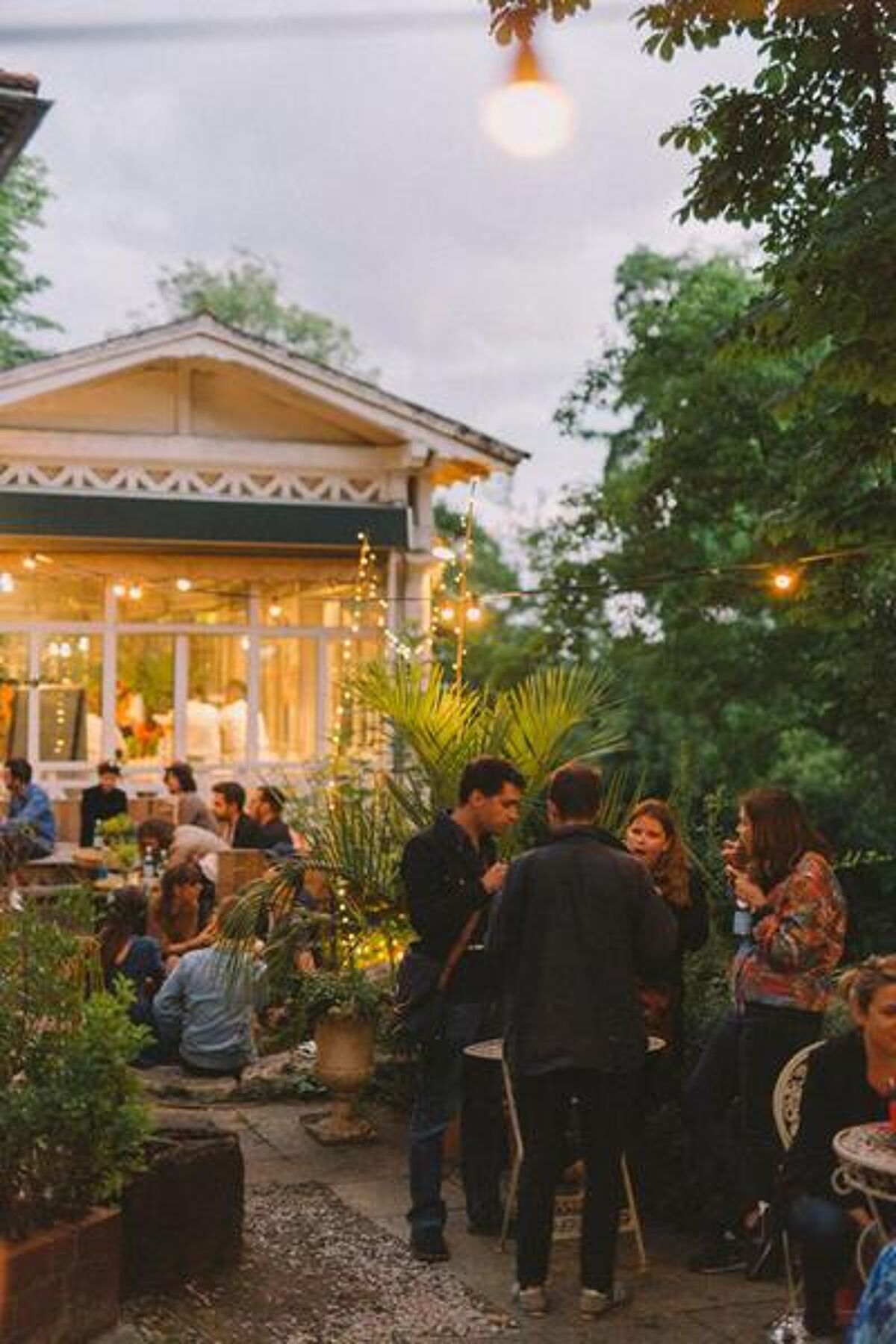 Les convives de la Cafète en pleine dégustation