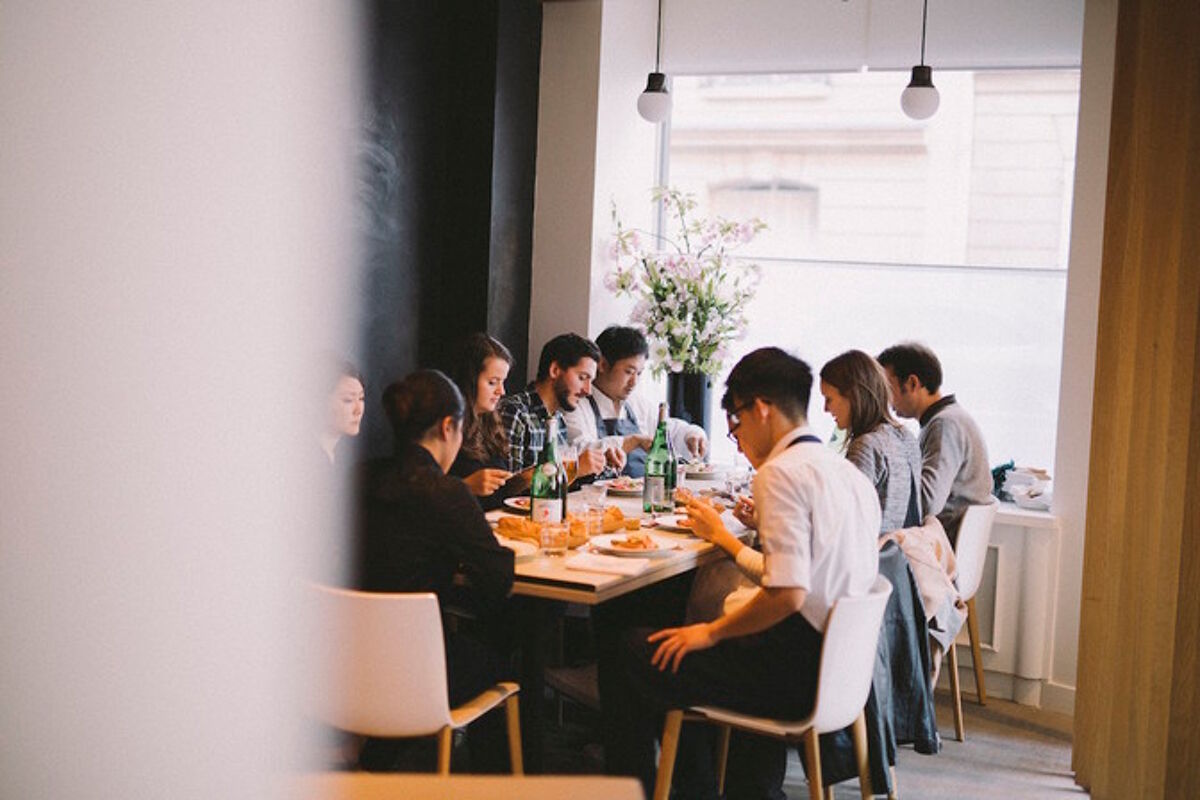 L'Archeste : la table du personnel rallongée... 