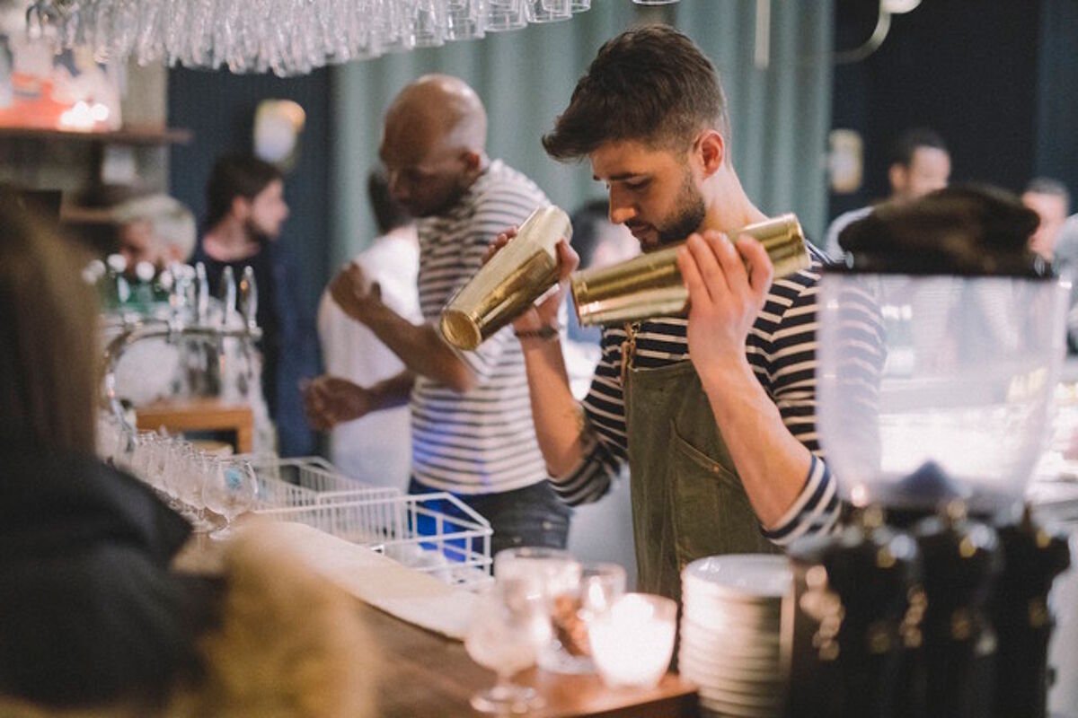 After au Daroco : Thibault Méquignon en pleine préparation du cocktail au sirop de café Nespresso  à la fève de tonka, vodka infusée au cacao