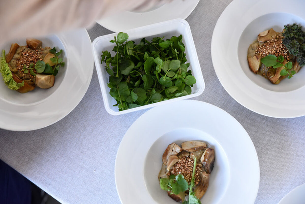 Aubergine à la flamme, oeuf de poule et jus de champignons par Bertrand Grébaut, Septime