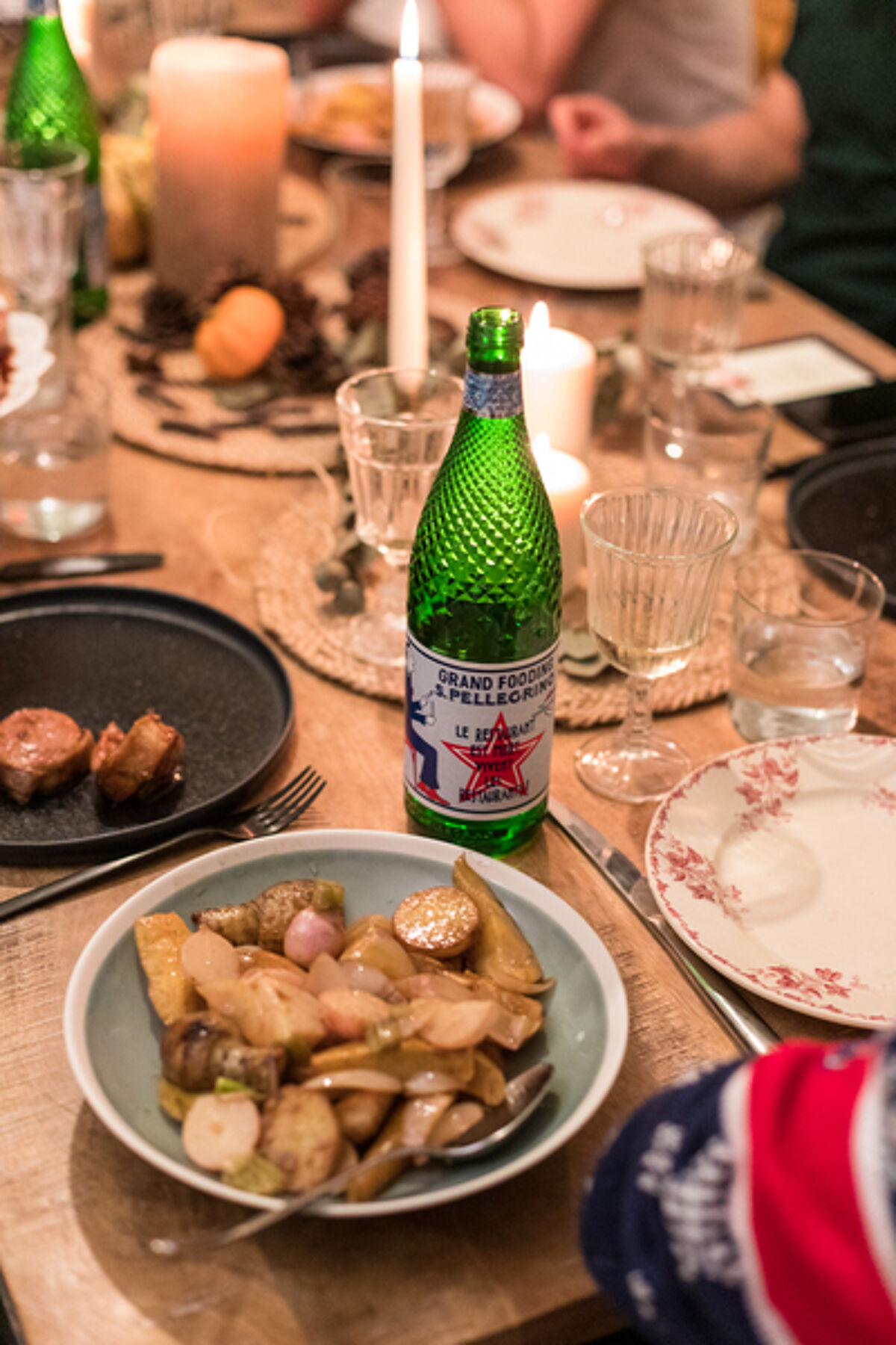 Selle d'agneau farcie, légumes racines, poire rôtie, jus d'agneau et salade d'herbes d'Alexia Duchêne