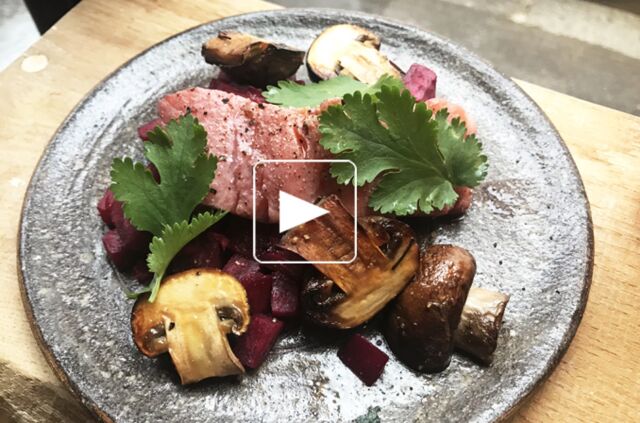 Truite pochée au vin rouge, betterave, champignons grillés