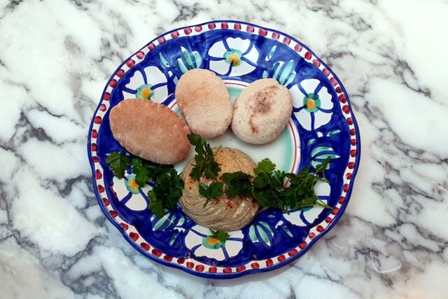 Houmous de lentilles blondes, huile au persil, pain libanais