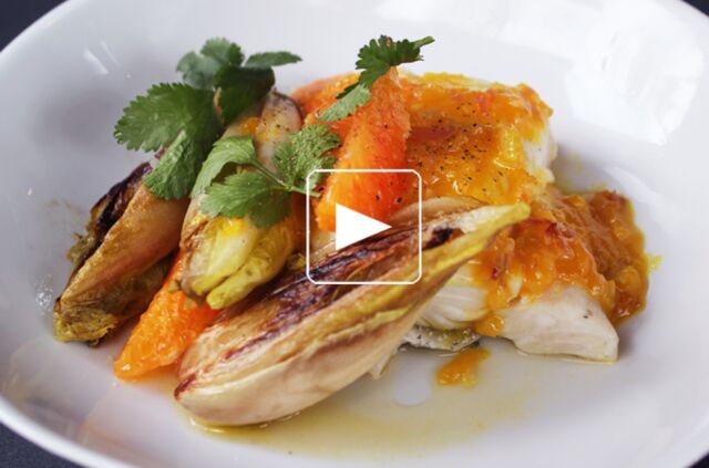 Merlu poché, endives braisées, sauce agrume