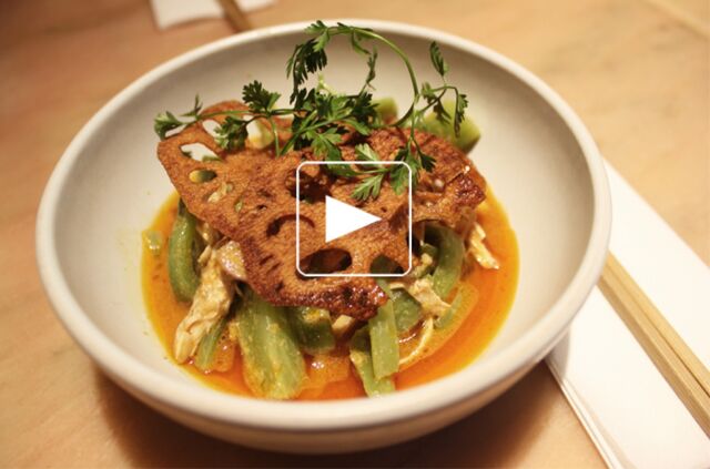 Pousses de platycodon, émincés de poulet, crème de sésame, chips de lotus