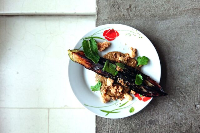 Aubergine grillée, caviar d’aubergine et crumble de feta