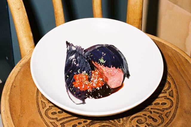 Le coeur de boeuf grillé, chou rouge et poivrons