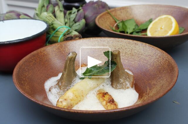 Asperges blanches, artichauts, émulsion d’huile d’olive