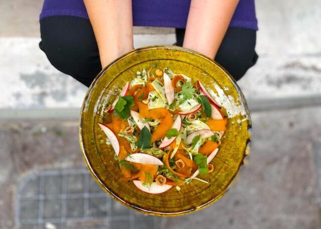 Salade de fenouil cru, nectarine, poutargue et chermoula à la noisette