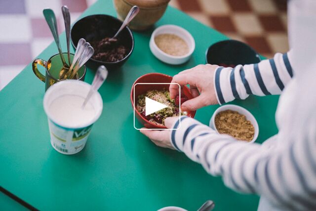 Fromage blanc de brebis vrai, an, fruits rouges et crumble au matcha