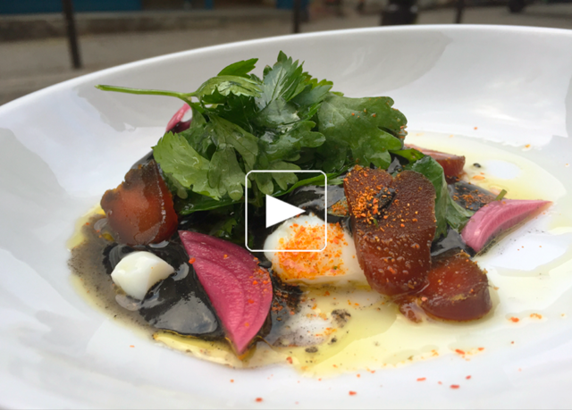 Oeuf pas trop dur, mayonnaise à l'encre, poutargue