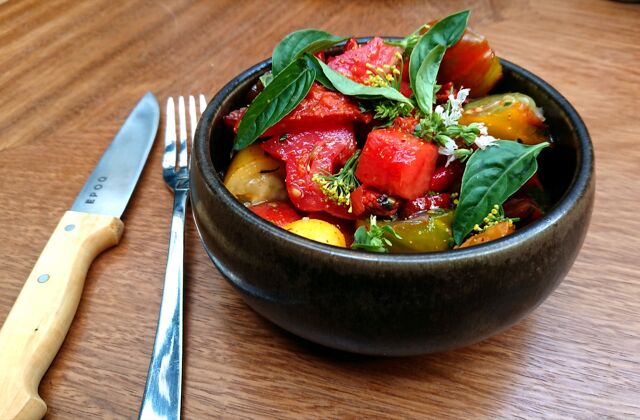 Salade de tomates et pastèque fumée