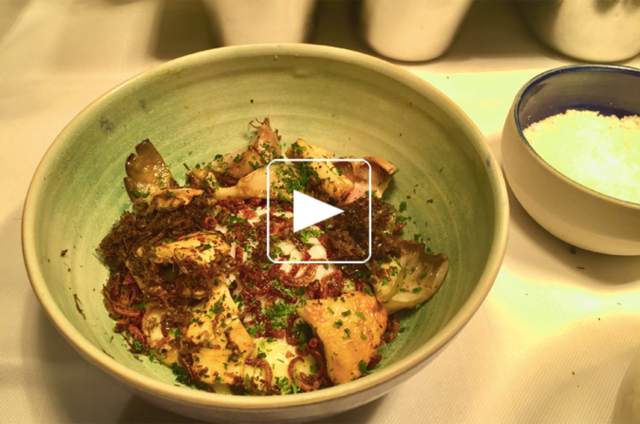 Oeuf parfait, échalote frite, purée de pommes de terre fumée aux herbes