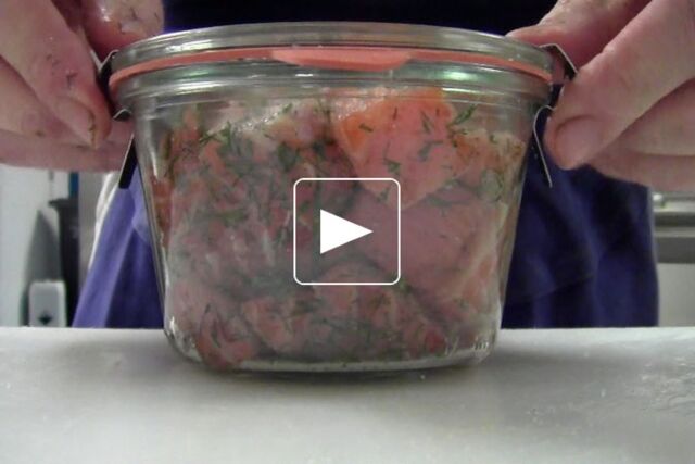 Saumon gravlax et sauce moutarde et aneth