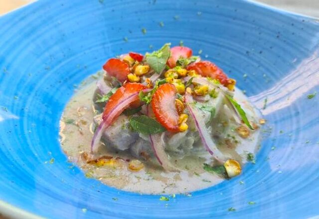 Ceviche de daurade, leche de tigre aux fraises, maïs grillé et verveine