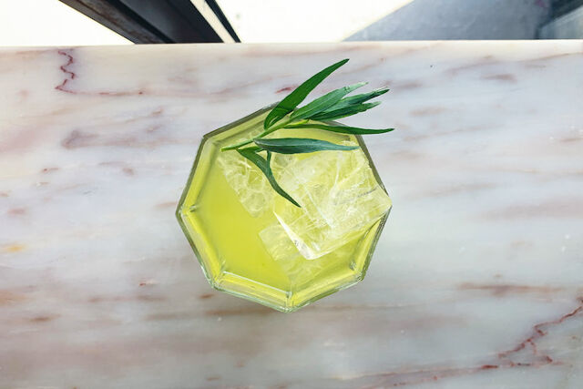 Saison du Taureau : gin, liqueur de sureau, gentiane et jus de citron, twisté à l’estragon frais