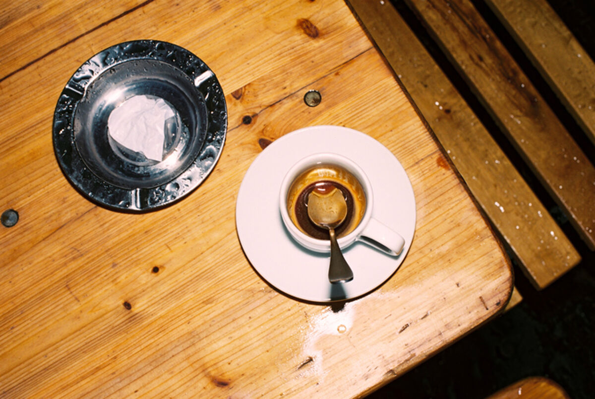 La première tasse (bien rincée) de la journée au café : le rituel qui nous avait manqué ! (Café Pimpin)