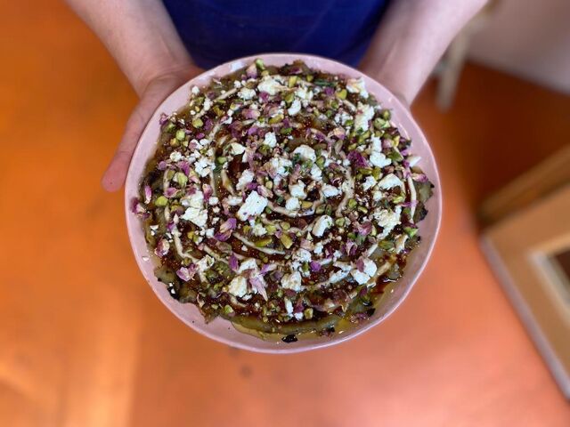 Carpaccio d’aubergines brûlées, tahini, mélasse de dattes et feta