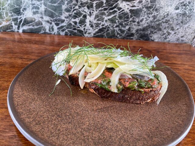 Tartine au pistou de figues, sardines marinées, manchego et fenouil