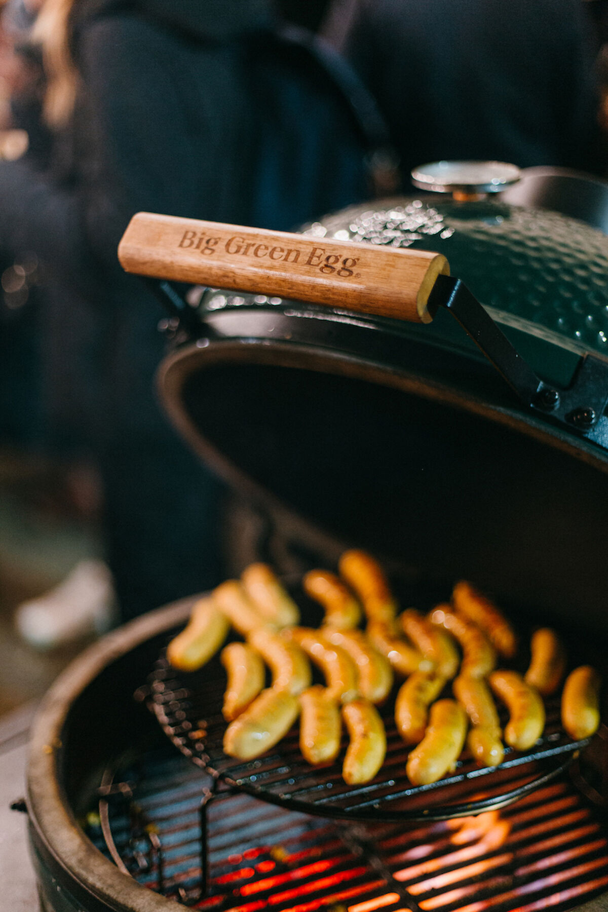 Saucisses saisies sur le gril du Big Green Egg par Daniel Morgan (Robert)