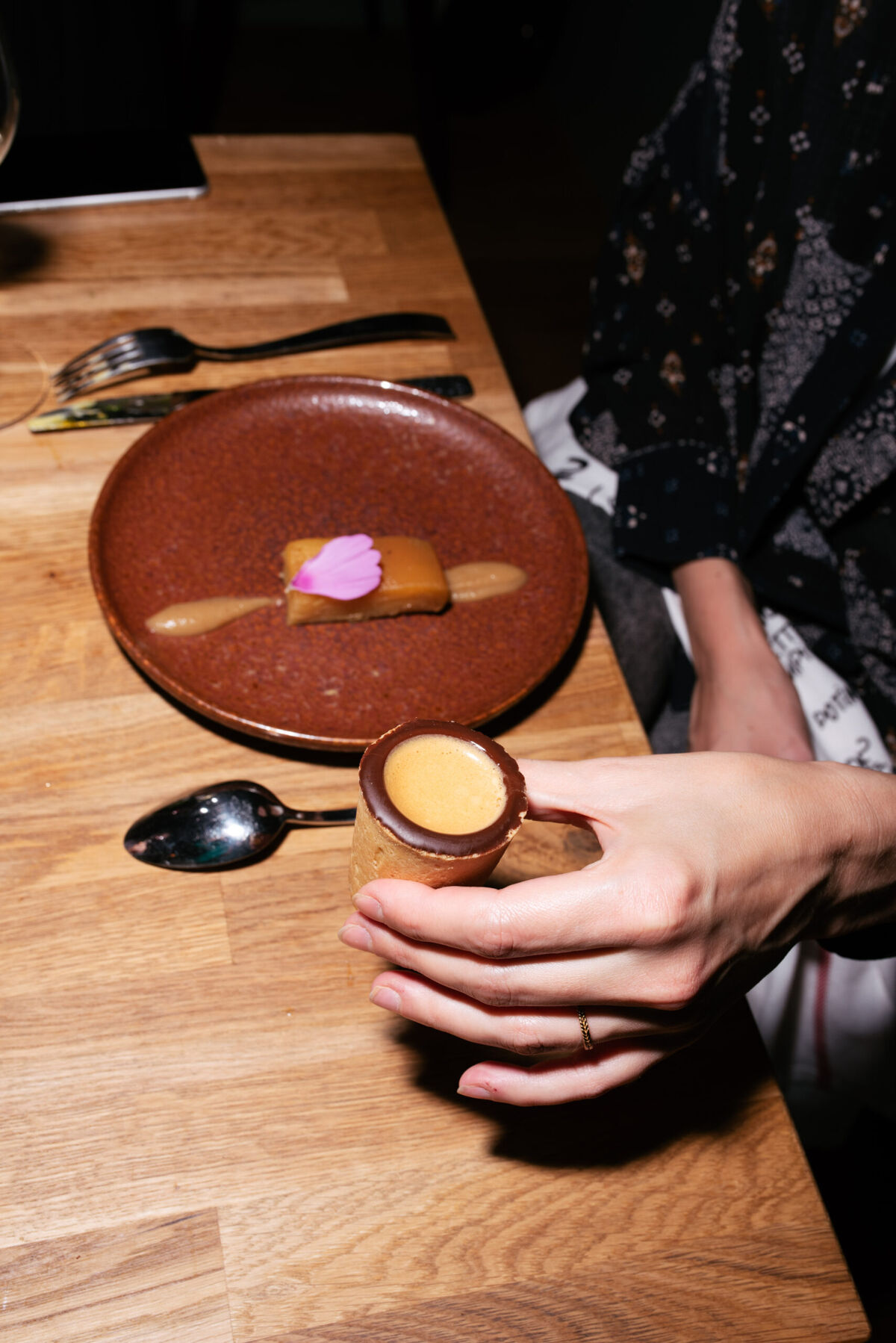 Dîner-performance à Paris par Alessandra Montagne-Gomes chez Nosso.