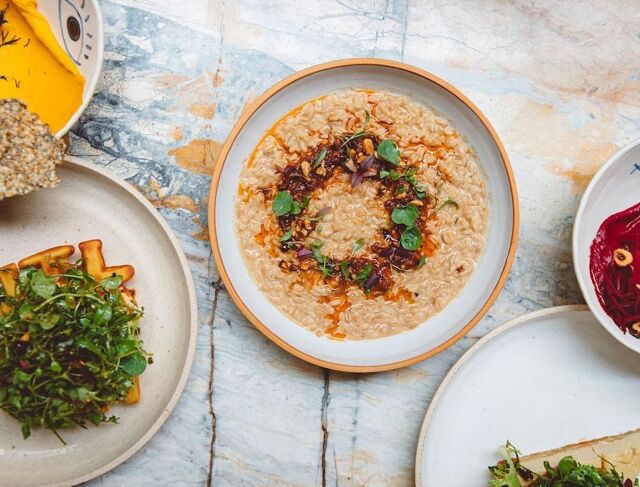 Tables vertueuses, comptoirs engagés, nourritures politiques : nos prévisions (g)astrologiques !