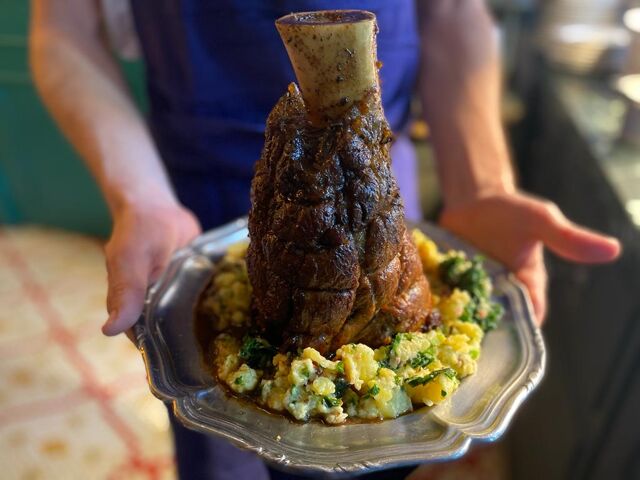 Jarret de veau laqué et braisé, écrasé de pommes de terre