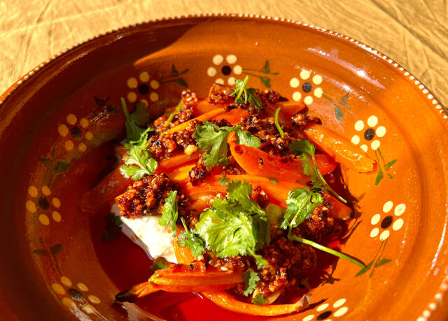 Carottes rôties, salsa macha et stracciatella