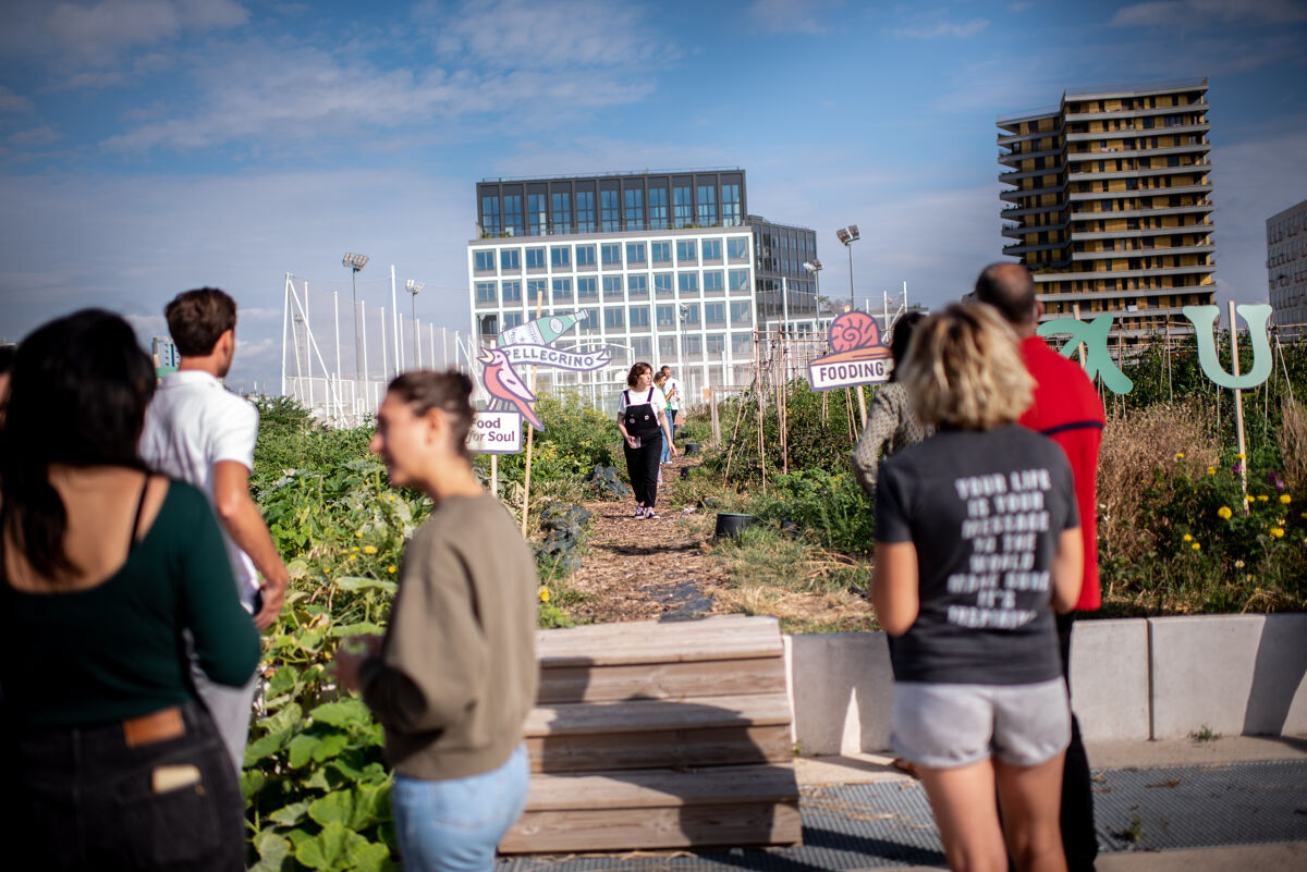 Notre red cheffe Elisabeth Debourse, à l’affût dans le potager 