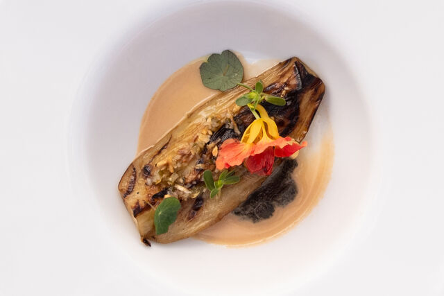 Aubergines braisées, miso, pralin de sésame noir et vierge de wakamé