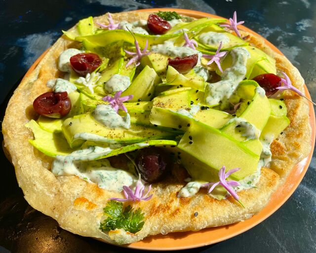 Escargot feuilleté, courgettes violons et raïta