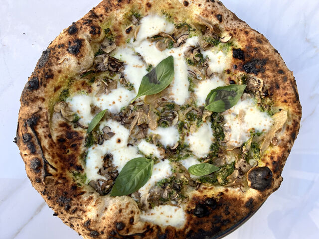 Pizza aux champignons et persillade