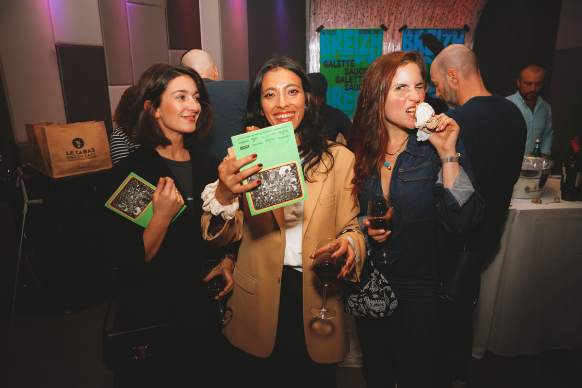Claire Marie Astruc, Mina Soundiram et Joséphine Draï croquent la galette saucisse Breizh Café à pleines dents 