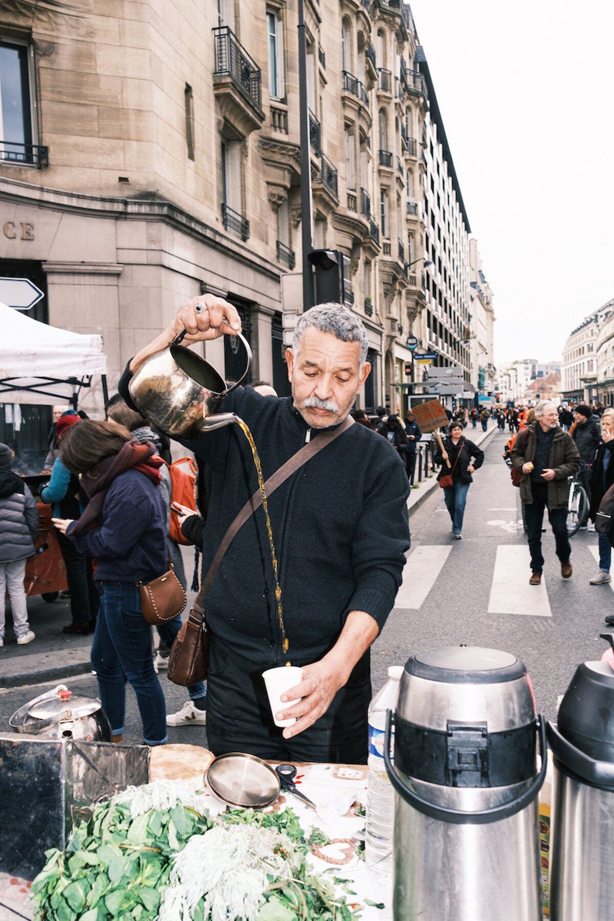 Un vendeur en pleine préparation du thé à la menthe.