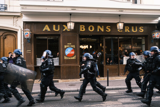 Le poing sur la table en manif